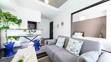 Deluxe-værelse | Opholdsområde | LCD-tv