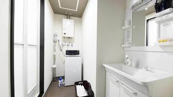 Deluxe-suite | Badeværelse | Kombination af bruser/badekar, hårtørrer, hjemmesko, bidet