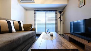 Suite Deluxe | Área de sala de estar | Televisión LCD