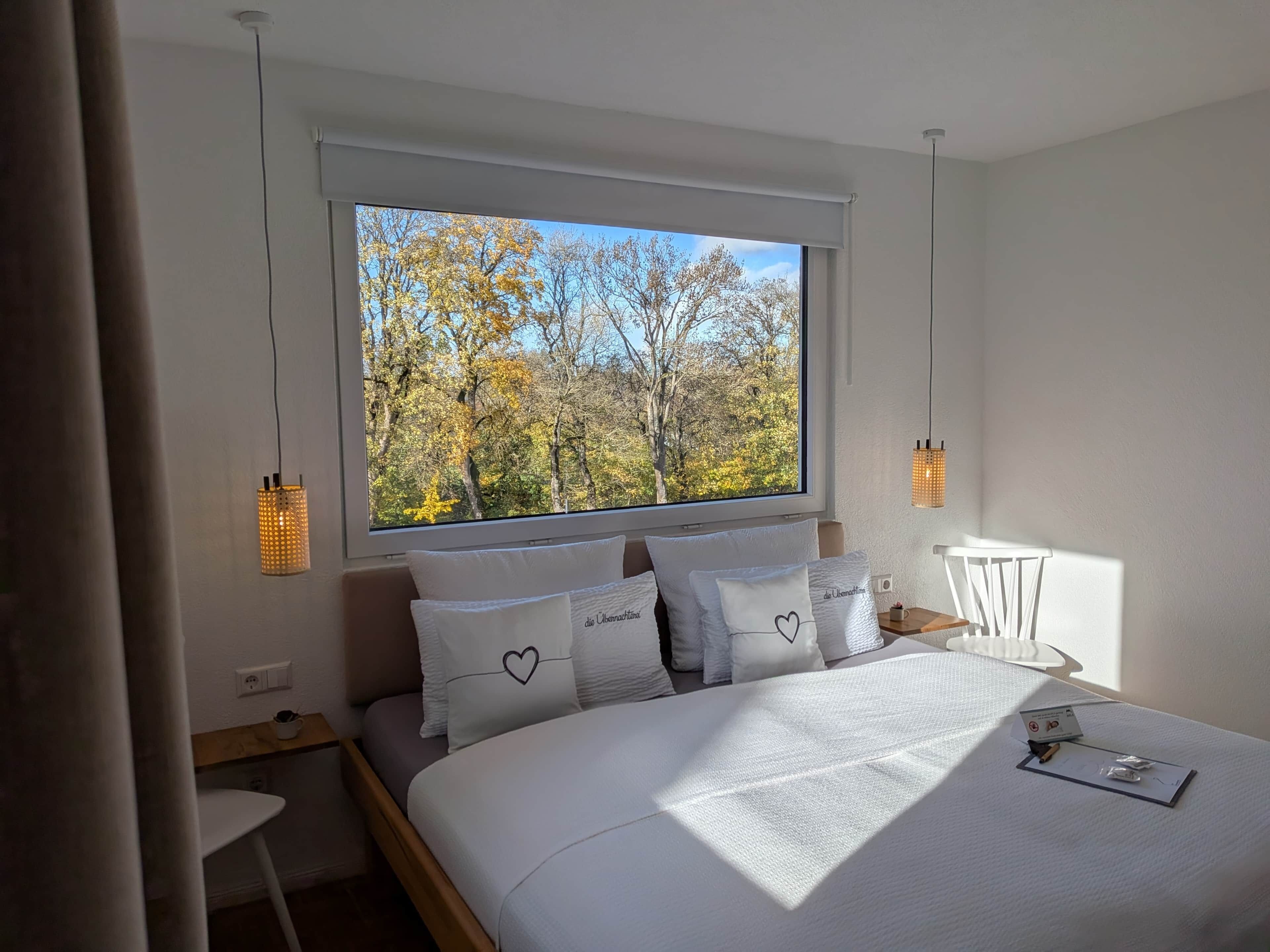 2 slaapkamers, een bureau, een strijkplank/strijkijzer, reisbedje