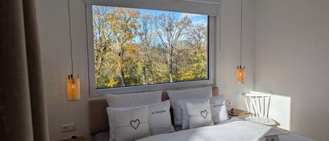 2 slaapkamers, een bureau, een strijkplank/strijkijzer, reisbedje