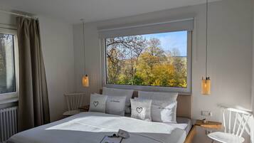 2 Schlafzimmer, Schreibtisch, Bügeleisen/Bügelbrett, Reisekinderbett