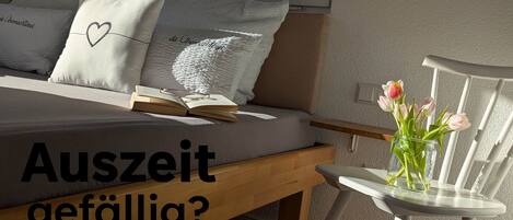 2 slaapkamers, een bureau, een strijkplank/strijkijzer, reisbedje