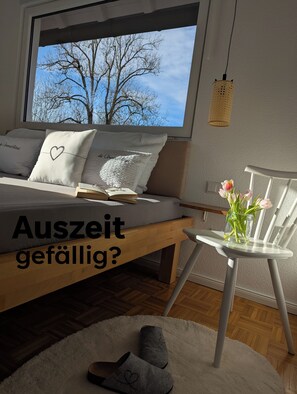 2 Schlafzimmer, Schreibtisch, Bügeleisen/Bügelbrett, Reisekinderbett