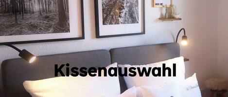 2 habitaciones, escritorio y tabla de planchar con plancha