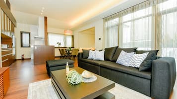 Phòng Suite Deluxe | Khu phòng khách | TV LCD