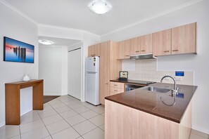 Fridge, microwave, oven, stovetop - Amphora 1 Bedroom Apartment 335 (Palm Cove)