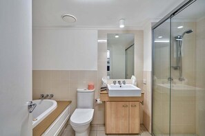 Combined shower/bathtub, hair dryer, towels