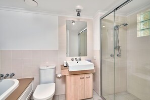 Combined shower/bathtub, hair dryer, towels - Amphora 1 Bedroom Apartment 335 (Palm Cove)