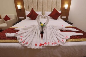 Estudio de lujo | Camas Select Comfort, escritorio y espacio para trabajar con laptop 