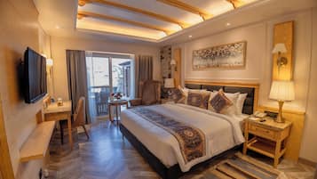 Hypo-allergenic bedding, minibar, desk, laptop workspace