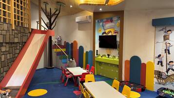 Área de juegos infantiles bajo techo