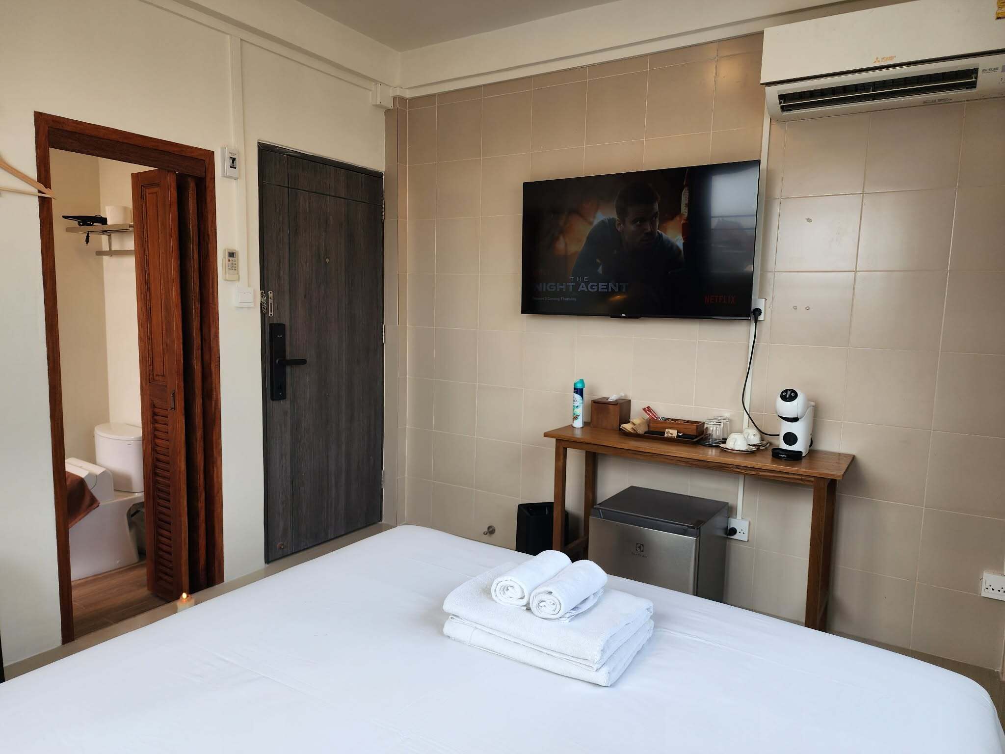 Desk, blackout drapes, free WiFi, bed sheets