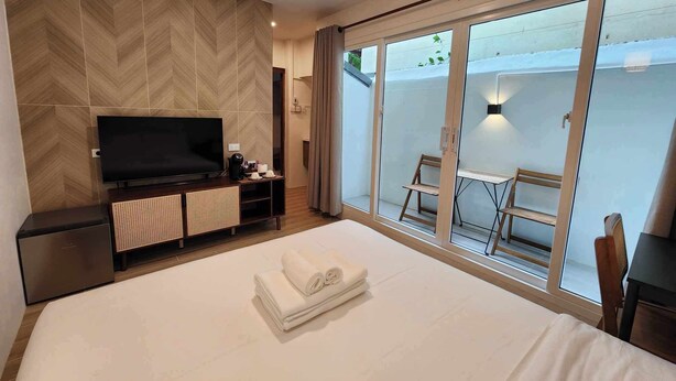 Classic Double Room | Desk, blackout drapes, WiFi (free), bed sheets - Lo-ha Guesthouse Contactless Check-in (Bangkok)
