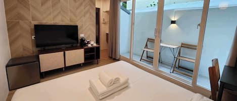 Classic Double Room | Desk, blackout drapes, free WiFi, bed sheets