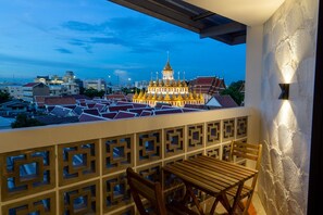 Habitación exclusiva, 1 habitación, balcón, vista a la ciudad | Área de sala de estar | Televisión 