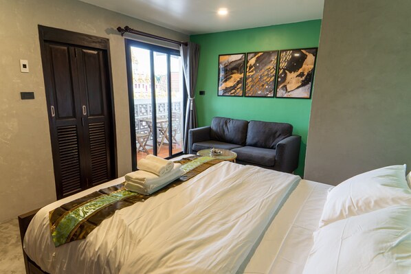 Habitación exclusiva, 1 habitación, balcón, vista a la ciudad | Escritorio, cortinas blackout, wifi gratis y ropa de cama 