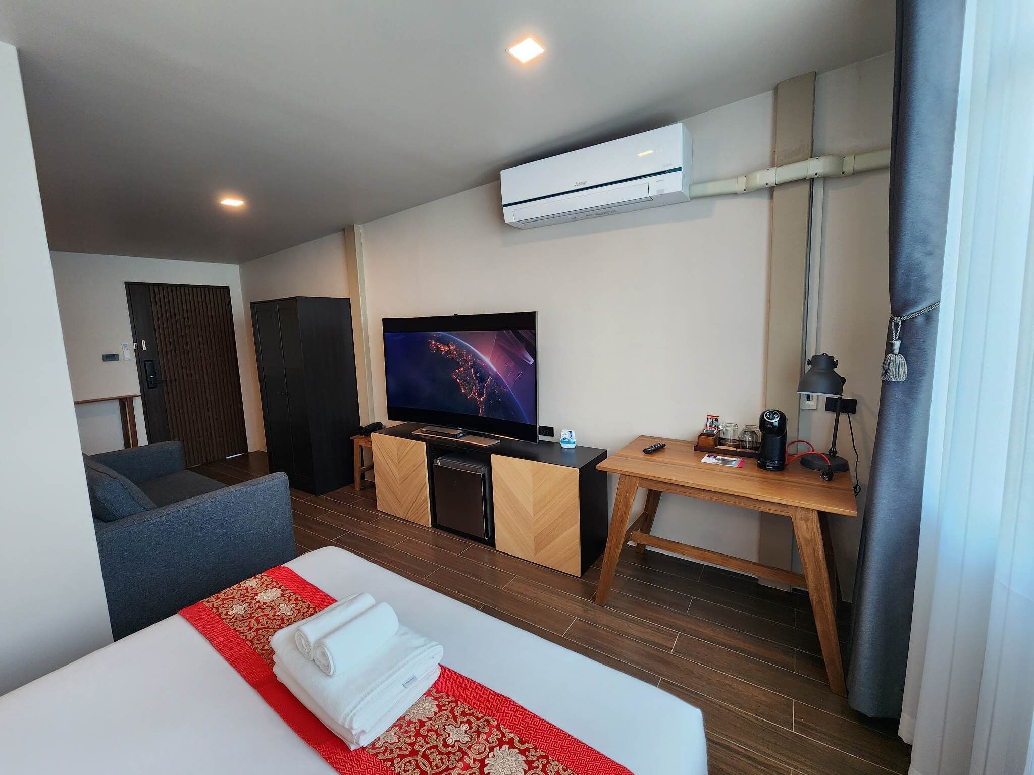 Deluxe Room | Desk, blackout drapes, free WiFi, bed sheets