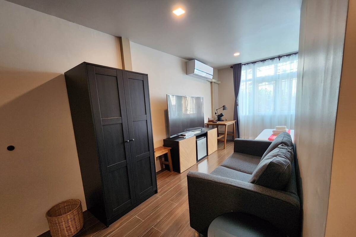 Deluxe Room | 1 bedroom, desk, blackout curtains, free WiFi