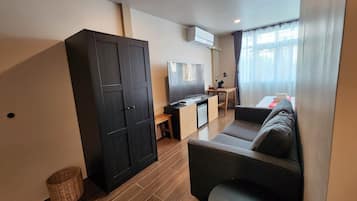 Deluxe Room | Desk, blackout drapes, free WiFi, bed sheets