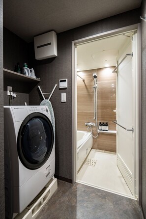 Deluxe Studio Apartment - Ground Floor | Badezimmer | Badewanne und Dusche (separat), Haartrockner, Hausschuhe