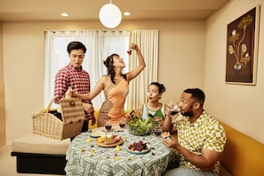 Tabla de planchar con plancha, wifi gratis y ropa de cama