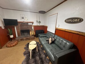 Standaard huisje, 1 queensize bed, keuken | Woonruimte | Een 32-inch ledtelevisie met digitale zenders, televisie en Netflix