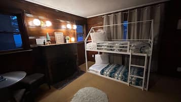 家庭小屋, 多張床, 廚房 | 起居區 | 32-吋LED 液晶電視、數位頻道、電視、Netflix