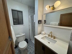 Shower, rainfall showerhead, designer toiletries, hair dryer - Three Pines Cabins Lodge (Big Bear Lake)