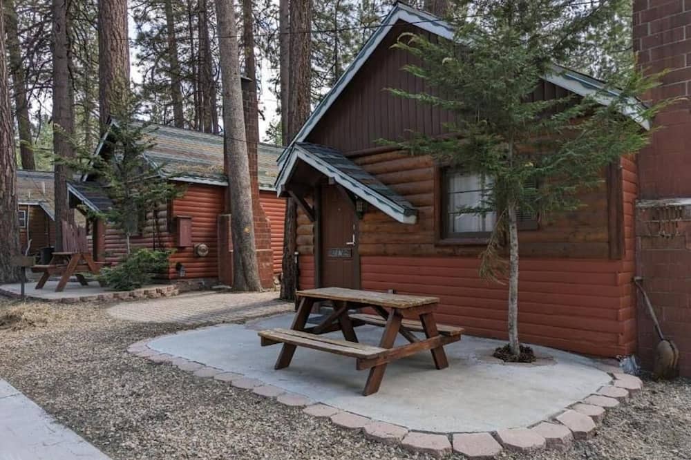 Three Pines Cabins Lodge