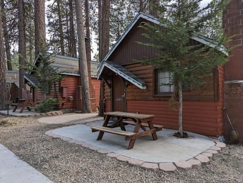 Three Pines Cabins Lodge