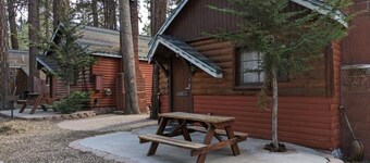 Three Pines Cabins Lodge