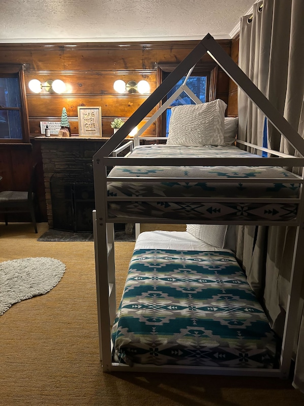 Cabana família, várias camas, cozinha | Área de estar | TV LED 32 polegadas com canais digitais, TV, Netflix