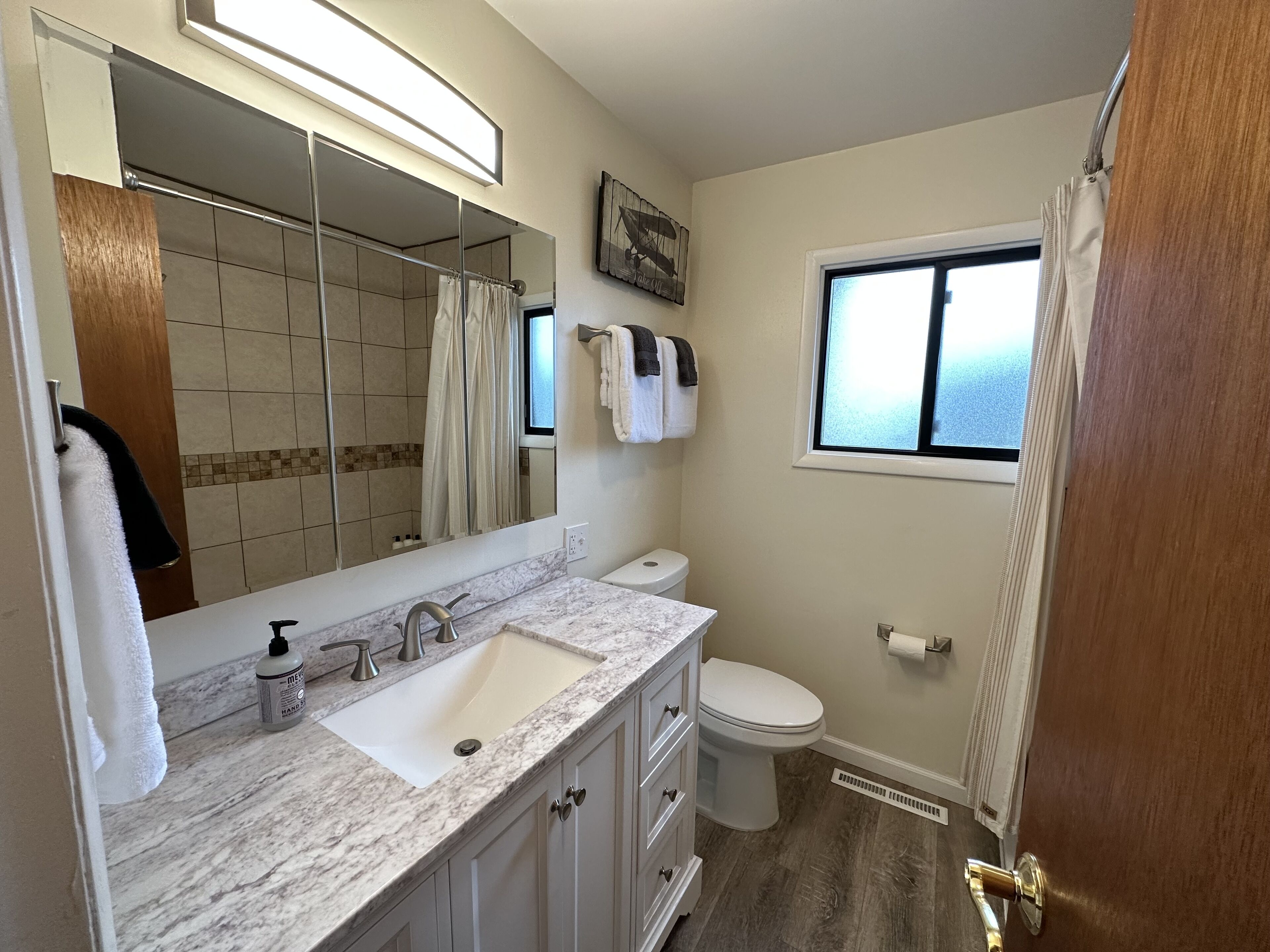 Douche, sèche-cheveux, bidet, serviettes fournies