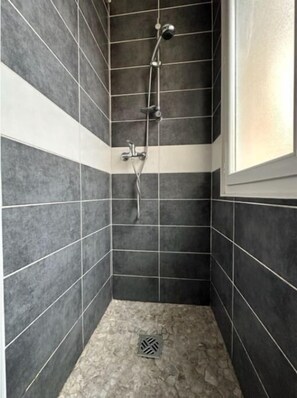 Dusche, Haartrockner, Handtücher