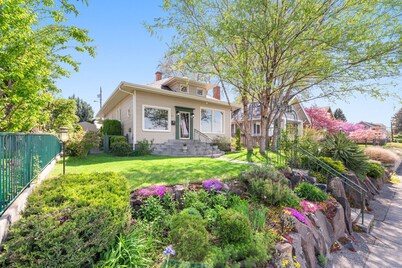 Prospect Delight - River Views, Historic Home, Walk To Town!