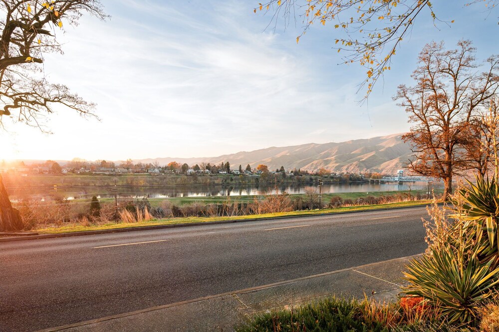 Prospect Delight River Views, Historic Home, Walk To Town! Lewiston Vrbo