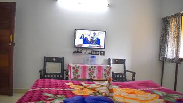 Family Room | Soundproofing, free WiFi