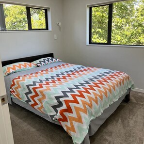 2 bedrooms, iron/ironing board, WiFi