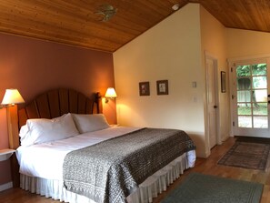 クラシック キャビン キングベッド 1 台 | 高級寝具、客室ごとに異なるインテリア、WiFi (無料)、ベッドシーツ