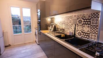 Een koelkast, een microgolfoven, een oven, een kookplaat