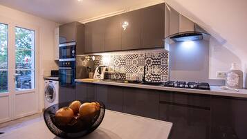 Een koelkast, een microgolfoven, een oven, een kookplaat