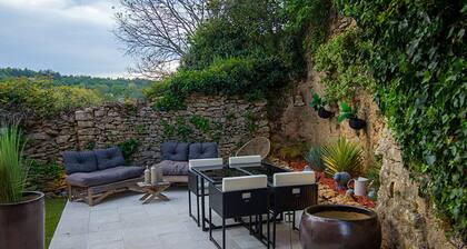 1mn du centre historique Ă pied appartement, terrasse et jardin privatif