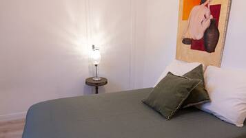 2 slaapkamers, een strijkplank/strijkijzer, reisbedje, gratis wifi