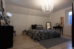 2 slaapkamers, een strijkplank/strijkijzer, reisbedje, gratis wifi