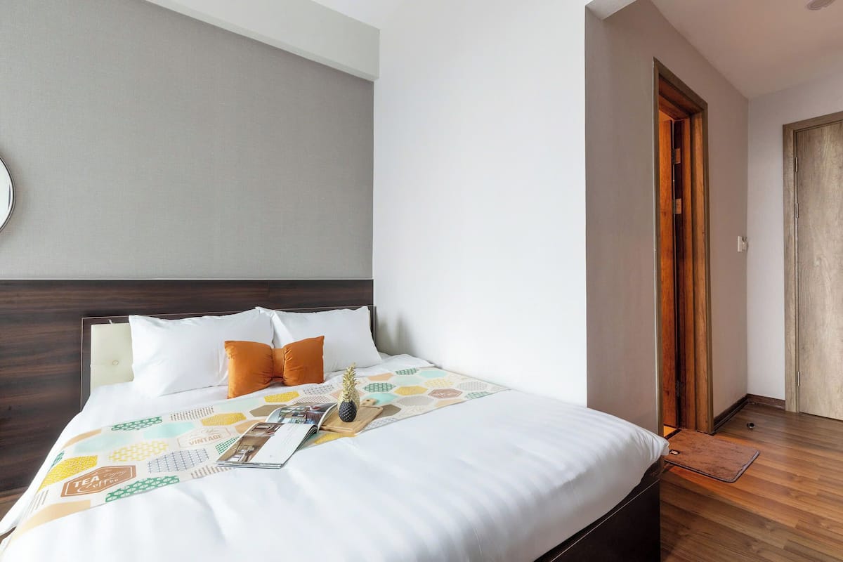 1 quarto, cofres nos quartos, escrivaninha, quartos à prova de som