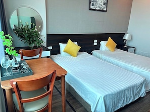 Chambre Deluxe avec lits jumeaux, climatisation, vue ville | 1 chambre, coffres-forts dans les chambres, bureau
