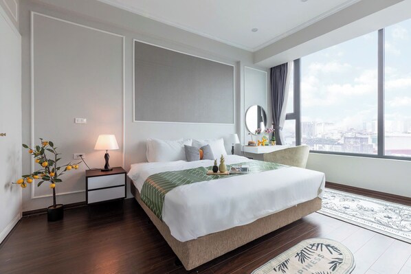 In-room safe, desk, laptop workspace, soundproofing - Ivy Luxury Hotel & Apartment (Hanoi)