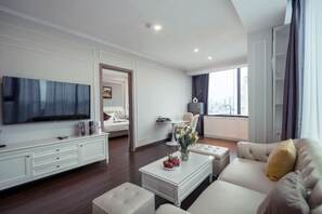 Premier-Apartment | Wohnbereich | Flachbildfernseher