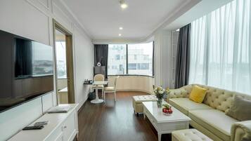 Apartamento premier | Área de estar | TV de tela plana